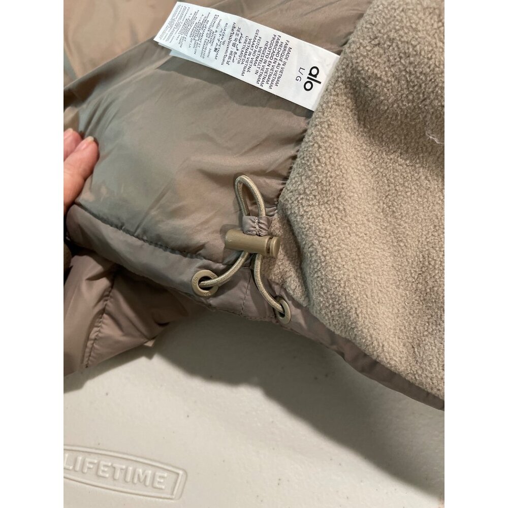 New Alo Womens Gold Rush Puffer Vest Hood Light Cocoa Size Large - Picture 8 of 10